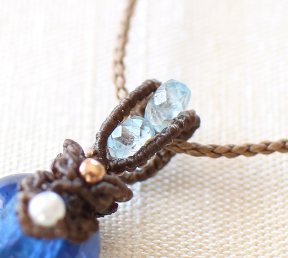 オリオン座の「リゲル」のように青く美しいカイヤナイトの マクラメ  ネックレス 4枚目の画像