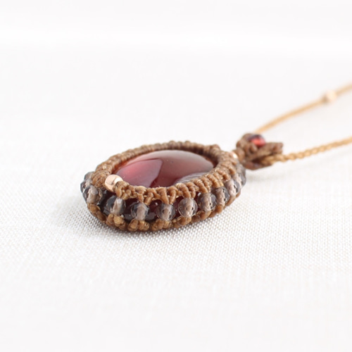 光彩シリーズ ~冬の太陽~ ヘソナイトガーネット マクラメ ネックレス
