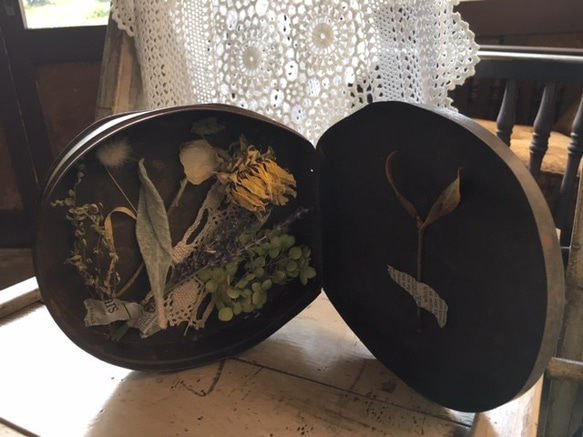 アンティーク缶の植物標本 「女の子と花束」 2枚目の画像