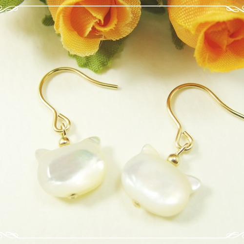 ホワイトシェル猫のピアス ラピスラズリ