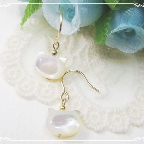 ホワイトシェル猫のピアス ラピスラズリ