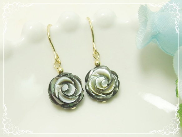 P204*高品質ブラックシェルAAA（黒蝶貝）☆薔薇のピアス ピアス  