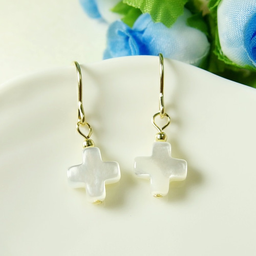 P68*高品質ホワイトシェル（白蝶貝）☆クロス（十字架）ピアス