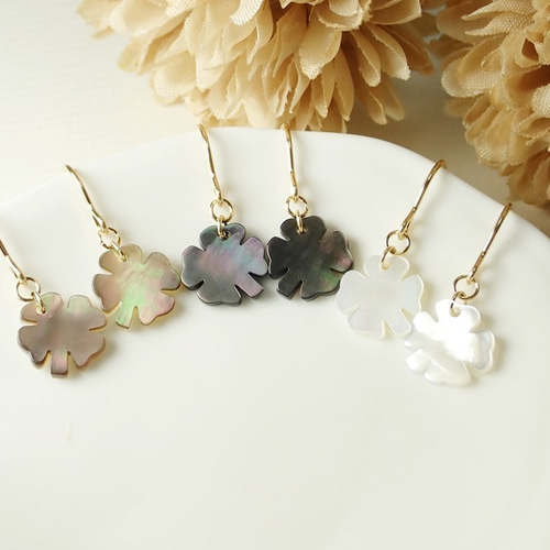 P18*高品質ホワイトシェル（白蝶貝）☆四葉のクローバーピアス