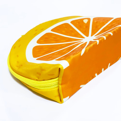 たっぷり入るオレンジのラウンドポーチ 4枚目の画像