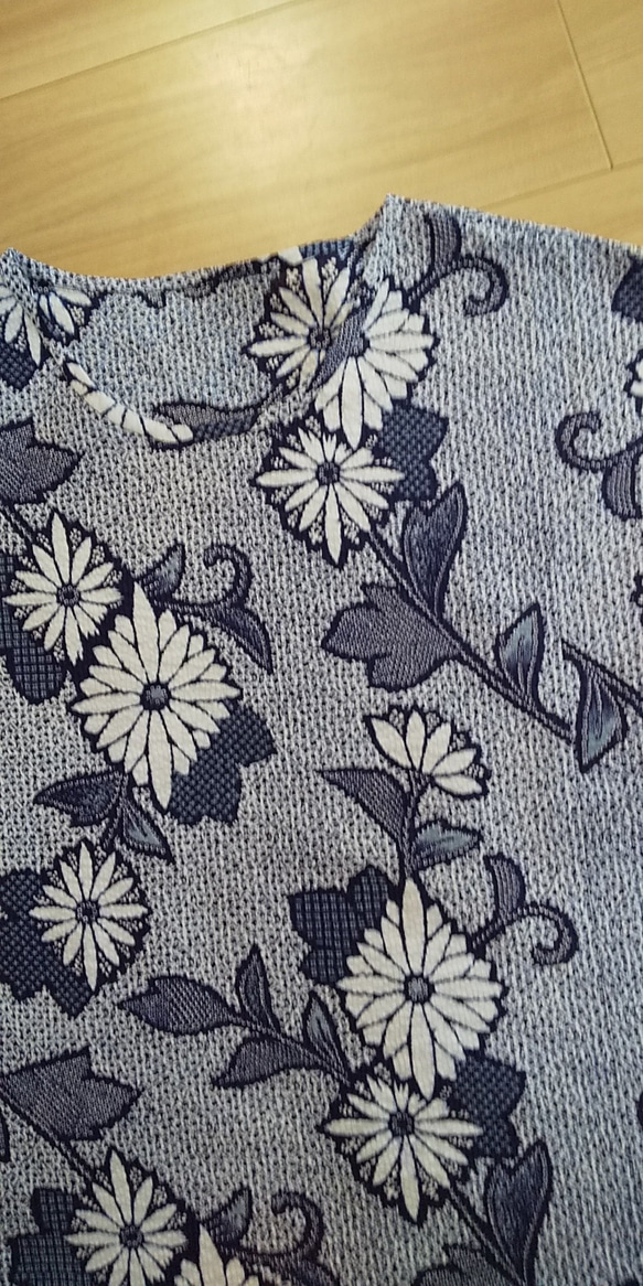 志ぼり　リップル リメイク ゆかた地　フレンチブラウス　綿　紺地に花柄 4枚目の画像