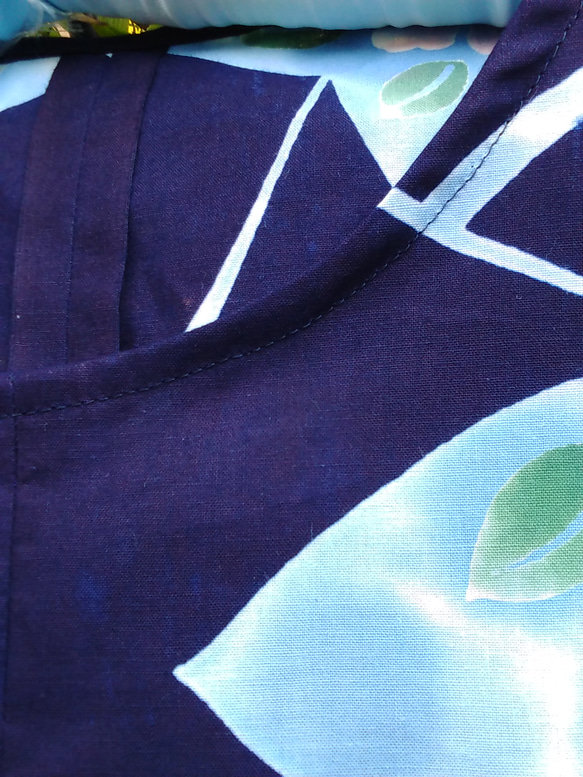 ゆかた地　綿　フレンチブラウス　紺色に花柄 3枚目の画像