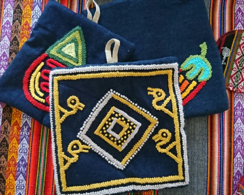 アヤクーチョ刺繍タペストリー　ペルー　チチカカ ペルー製 ハンドメイド アヤクーチョ刺繍タペストリー テーブル