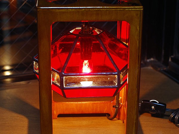 ステンドグラス・木枠の6面ランプ(赤) 610 10枚目の画像