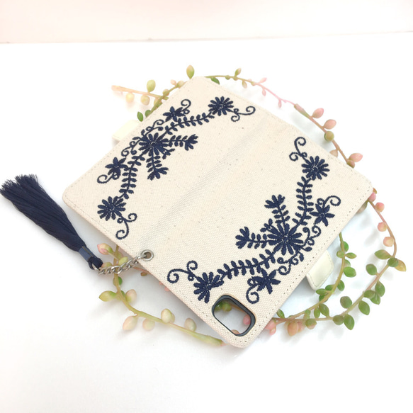 ボタニカル刺繍手帳型　スマホケース(ネイビー） 2枚目の画像