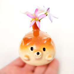 Shiba Inu 單人花瓶，尾巴上的花朵燒焦的柴犬雕像 第1張的照片