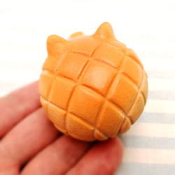 Shiba Inu 鎮紙，棕色瓜麵包風格陶狗 第3張的照片