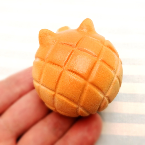 Shiba Inu 鎮紙，棕色瓜麵包風格陶狗 第3張的照片