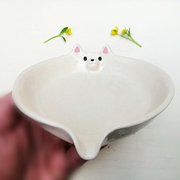 白柴犬の片口皿　陶器の豆腐皿 4枚目の画像