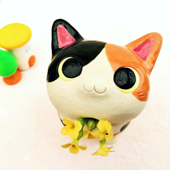 三毛猫・お花をどうぞ　＊試作品　猫陶器一輪挿し 4枚目の画像