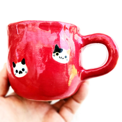 猫のイラストマグカップ・レッド　＊試作品　陶器のにゃんこ　冷たい飲み物にもどうぞ 1枚目の画像