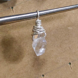 單純而簡練-赫基蒙雙尖水晶xS925純銀.金屬線包頭纏絲吊墜 第2張的照片