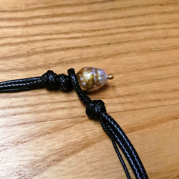 單純而簡練-巴洛克粗礪大珍珠x14KGF包金珠.仿皮繩編珠扣頸鍊 第3張的照片