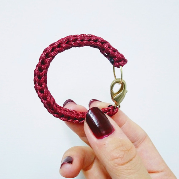 單純而簡練-鎖鏈結的三缺一.單色仿皮繩勾針編織x銅釦手環(微瑕) 第2張的照片