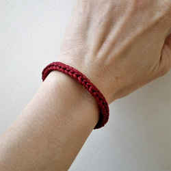 單純而簡練-鎖鏈結的三缺一.單色仿皮繩勾針編織x銅釦手環(微瑕) 第3張的照片