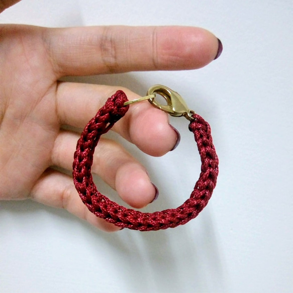 單純而簡練-鎖鏈結的三缺一.單色仿皮繩勾針編織x銅釦手環(微瑕) 第4張的照片