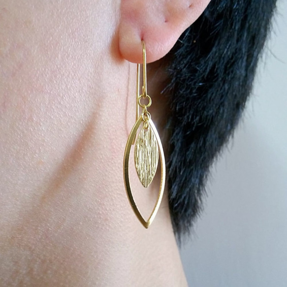 單純而簡練-黃銅吊飾x黃銅耳勾耳針耳環 第3張的照片