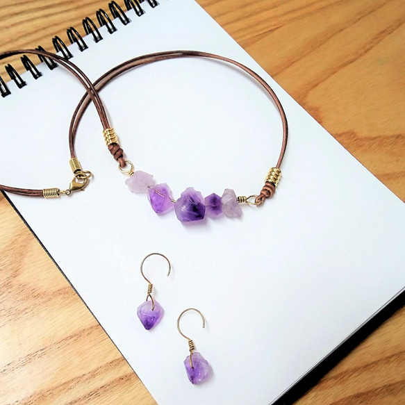 單純而簡練-紫水晶原礦x黃銅隔珠.牛皮繩銅釦項鍊+耳環 第1張的照片