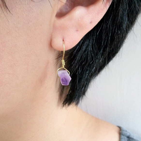單純而簡練-紫水晶原礦x黃銅隔珠.牛皮繩銅釦項鍊+耳環 第5張的照片