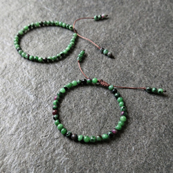 串鍊-綠黝簾石(紅綠寶)小圓珠x平結伸縮繩.南美蠟線串珠手環 第1張的照片