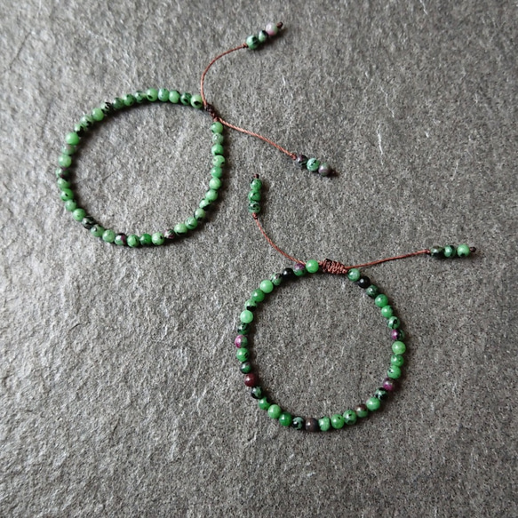 串鍊-綠黝簾石(紅綠寶)小圓珠x平結伸縮繩.南美蠟線串珠手環 第5張的照片