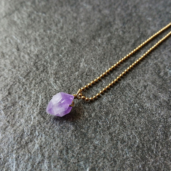 單純而簡練-紫羅蘭紫水晶原礦纏絲吊墜.黃銅珠鍊鎖骨鍊 第1張的照片