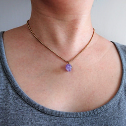 單純而簡練-紫羅蘭紫水晶原礦纏絲吊墜.黃銅珠鍊鎖骨鍊 第3張的照片