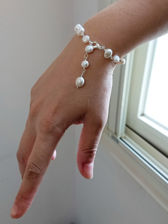 絶妙で雰囲気のある形の真珠xS925。メタルワイヤーラップリングリンクブレスレット 10枚目の画像