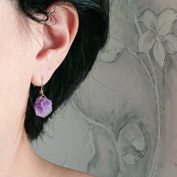 單純而簡練-紫羅蘭紫水晶原礦xBrass.金屬線纏絲吊墜耳勾耳夾耳環 第3張的照片