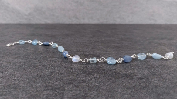 精緻也大氣-隨形海藍寶x藍晶石x月光石xS925.金屬線纏絲吊環連綴手鍊 第5張的照片