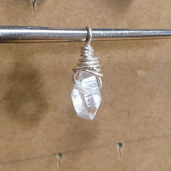 單純而簡練-赫基蒙雙尖水晶xS925純銀.金屬線纏絲吊墜【9號】 第1張的照片