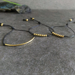 單純而簡練-黃銅彎管/串珠.仿皮繩伸縮結手鍊 第6張的照片
