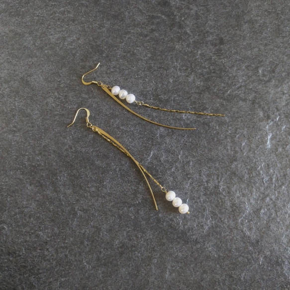 精緻也大氣-[月如鉤]L.珍珠x黃銅鍊x黃銅彎片.黃銅耳勾耳針耳環 第3張的照片