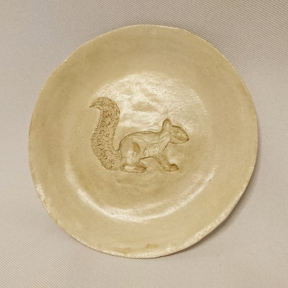 リスの小皿(陶土) 1枚目の画像