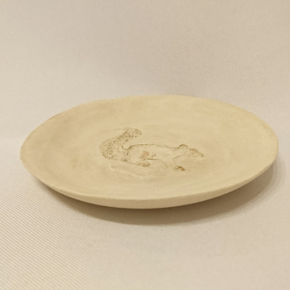 リスの小皿(陶土) 2枚目の画像