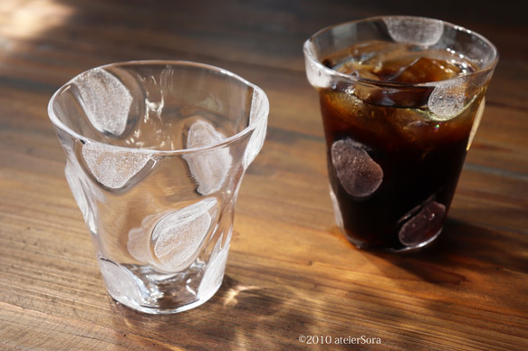 「透氷グラス」デザートカップ 透明 煌めき 和モダン 夏ギフト 上品 シンプル 梅雨 雨粒 雪結晶 2枚目の画像