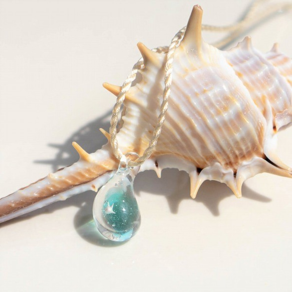 石垣島の海色ガラスペンダント　しずく紐2-3 1枚目の画像