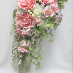 ピンクのキャスケードブーケ。高品質な造花使用♪ブートニア付き♪生花みたいに綺麗な造花です♪高品質なのに安い 4枚目の画像
