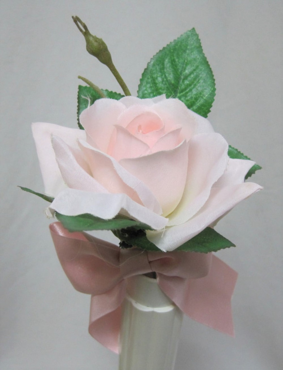 ピンクのキャスケードブーケ。高品質な造花使用♪ブートニア付き♪生花みたいに綺麗な造花です♪高品質なのに安い 9枚目の画像