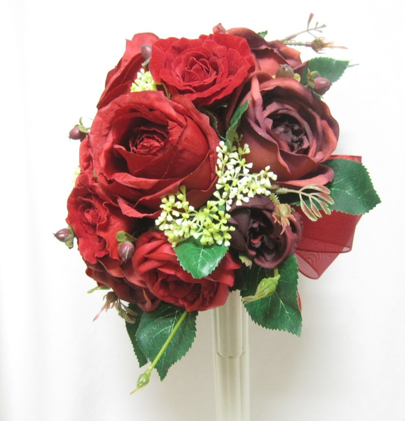 真紅のバラのラウンドブーケ♪ブートニア付き♪生花みたいに綺麗な造花です♪高品質なのに安い 4枚目の画像
