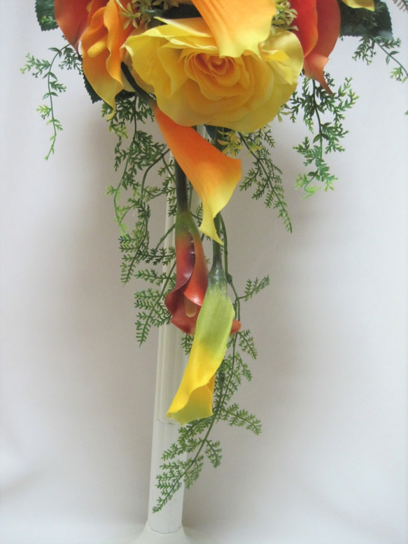 カラーとユリのキャスケードブーケ♪ブートニア付き♪生花みたいに綺麗な造花です♪高品質なのに安い 6枚目の画像