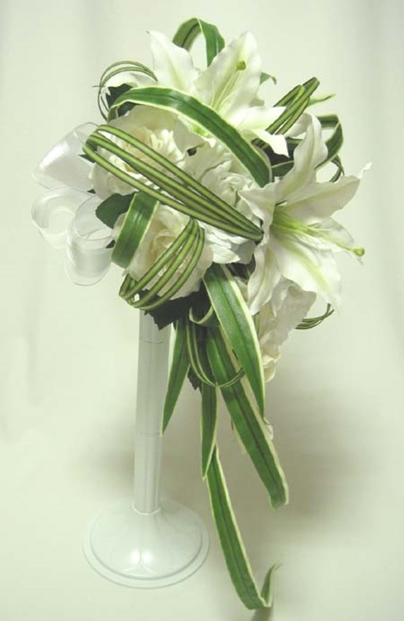 カサブランカのティアドロップブーケ♪セール中♪ウェディングブーケ♪生花みたいに綺麗な造花です♪高品質なのに安い 5枚目の画像