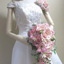 ピンクのバラのキャスケードブーケ♪セール中♪ウェディングブーケ♪生花みたいに綺麗な造花です♪高品質なのに安い 7枚目の画像