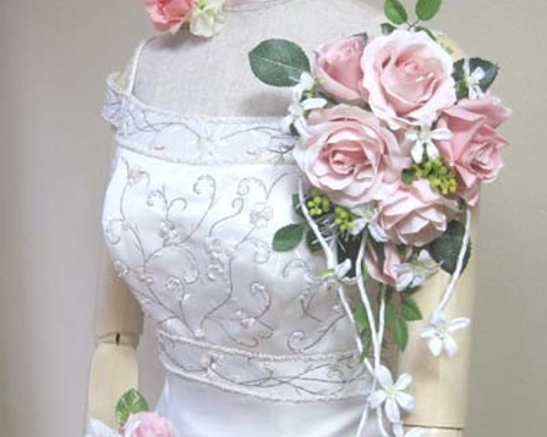 白いバラのバックコサージュ（ドレス用）　結婚式　ウェディング　アートフラワー 白いバラのバックコサージュ（ドレス用） 結婚式 ウェディング