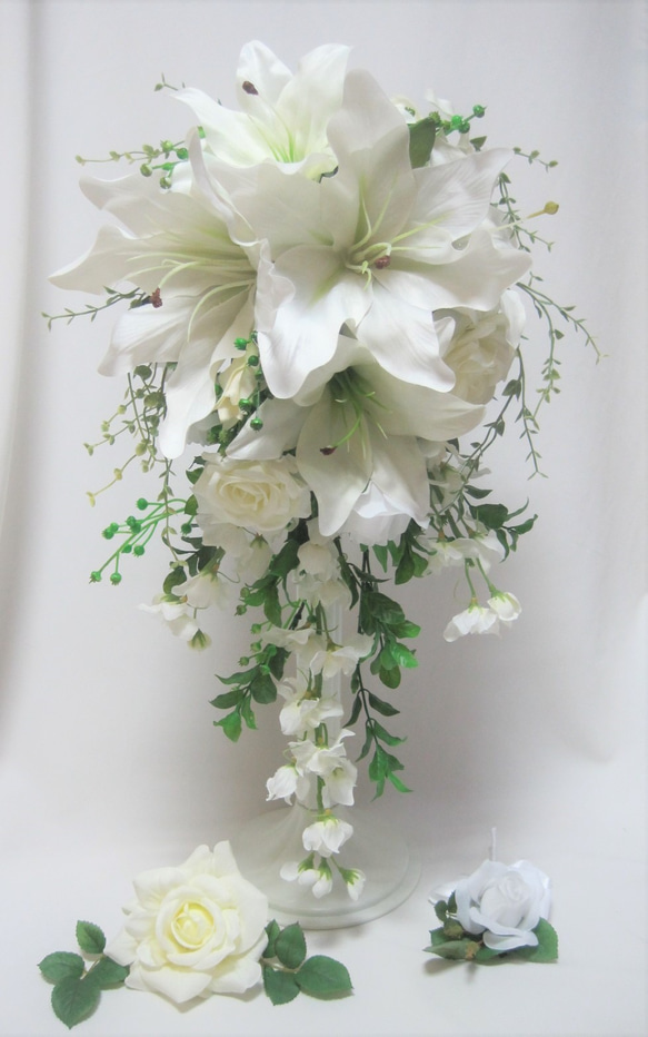 カサブランカのキャスケードブーケ♪白いバラも添えて♪ウェディングブーケ♪生花みたいに綺麗な造花です♪高品質なのに安い 2枚目の画像